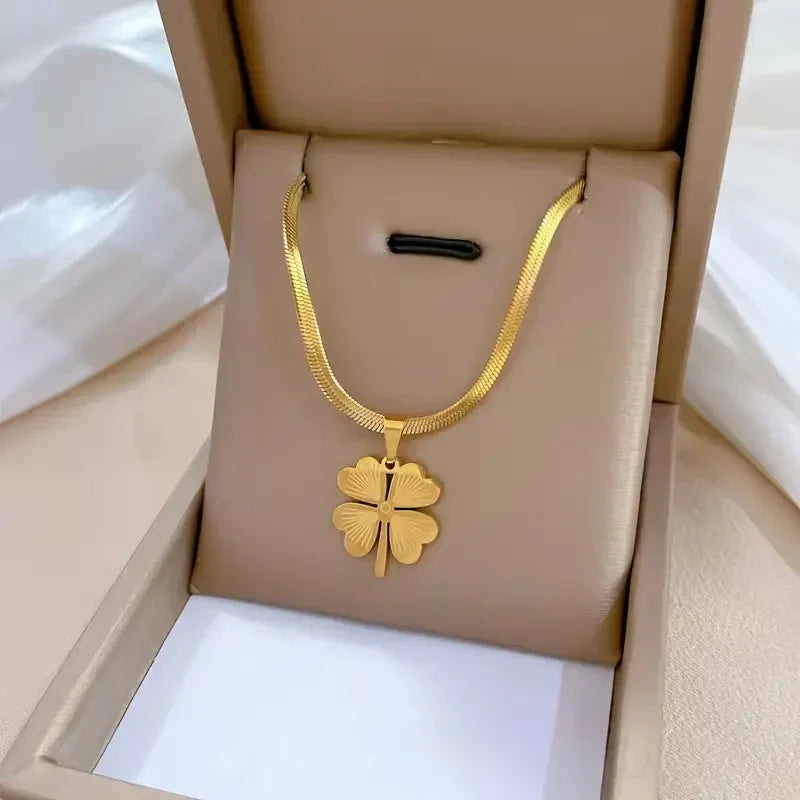 Elegant Necklace with Four-Leaf Clover Pendant and Snake Chain