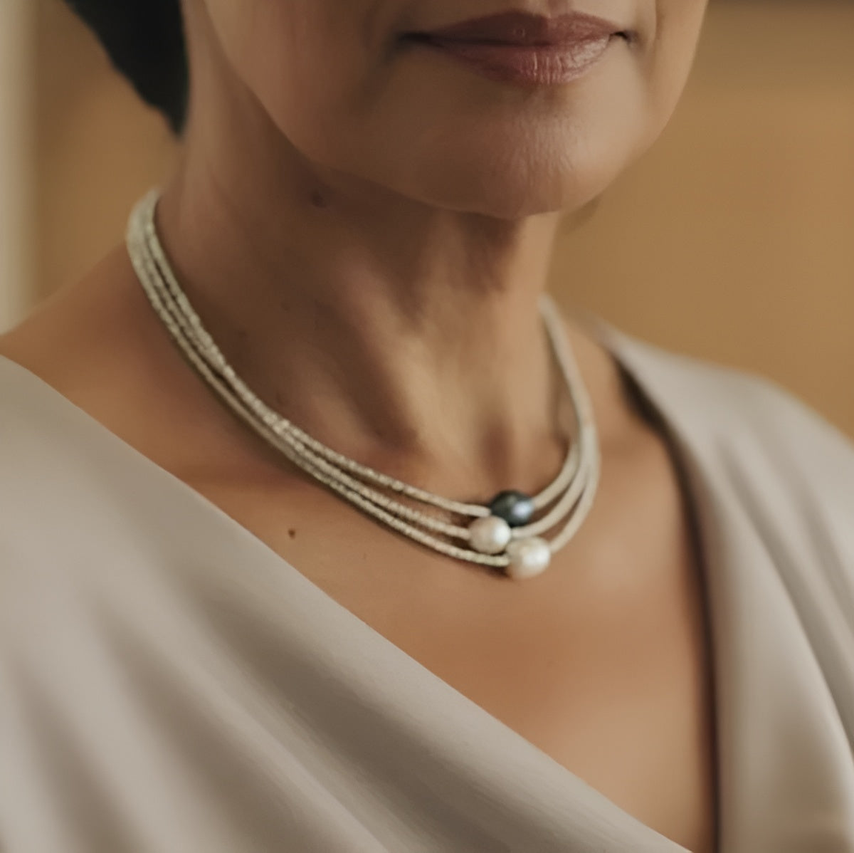 Elegant Necklace with Three Natural Pearls in Delicate Colors