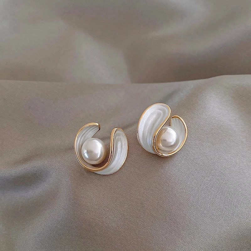Elegant earrings with a mother-of-pearl finish and a pearl border