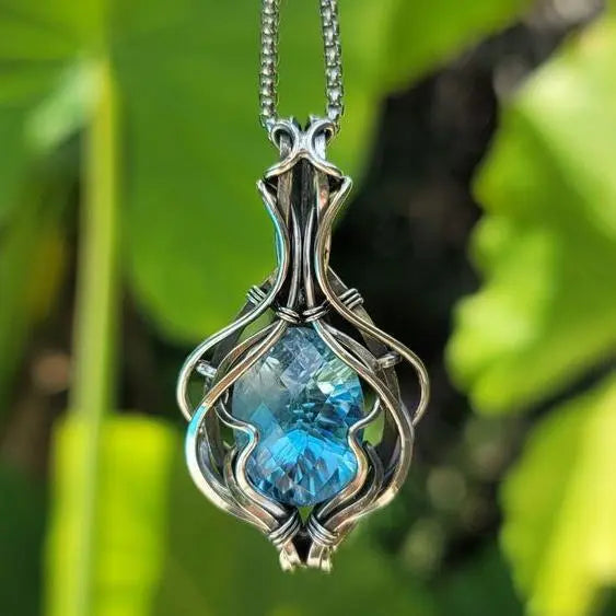 Exquisite Vintage Necklace with Blue Gemstone Pendant