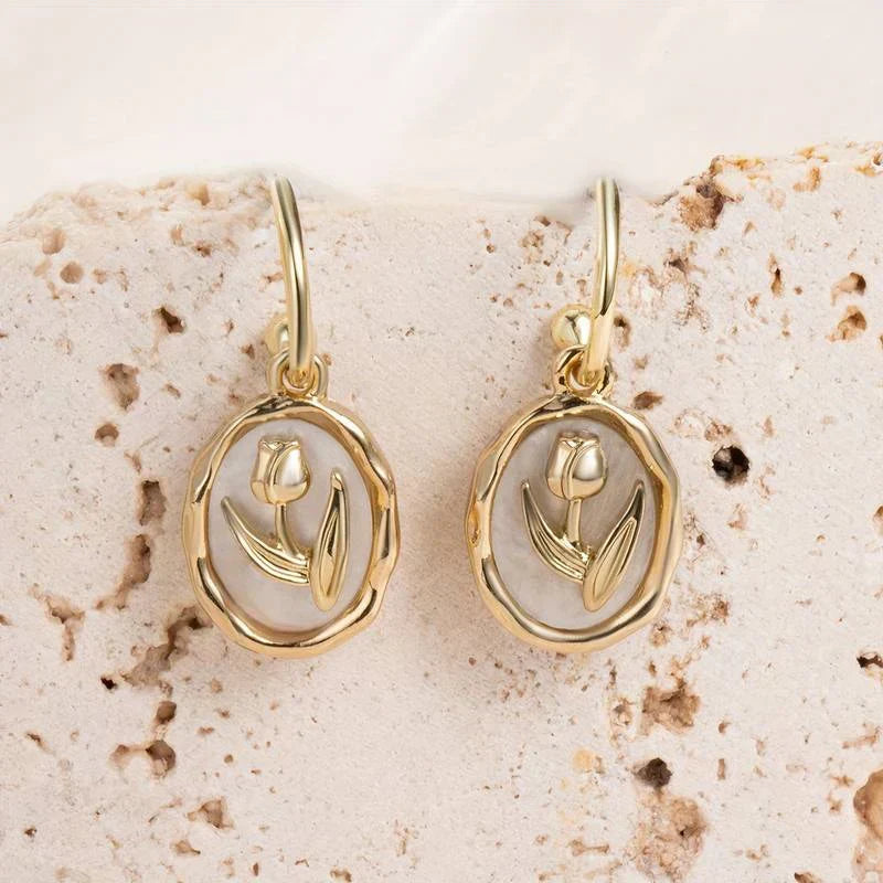 Elegant earrings with a tulip-shaped relief and delicate cream-coloured details