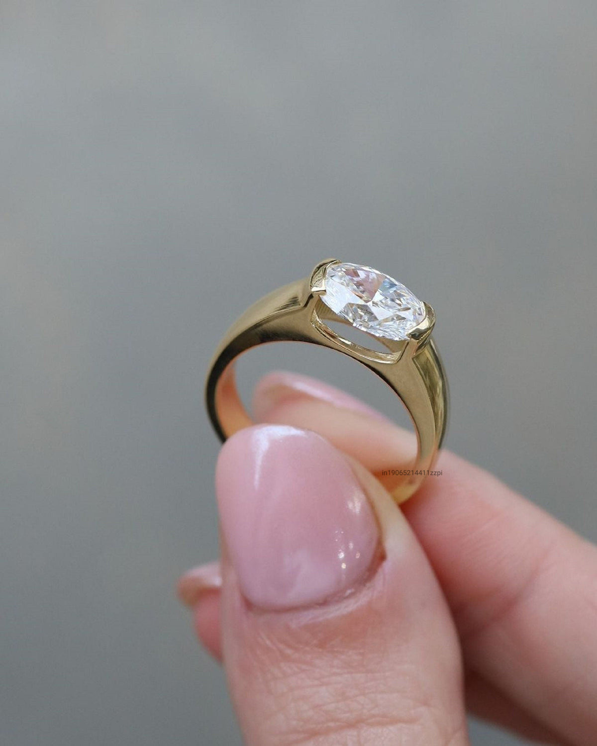 Vintage Ring with Cubic Zirconia — Timeless Elegance