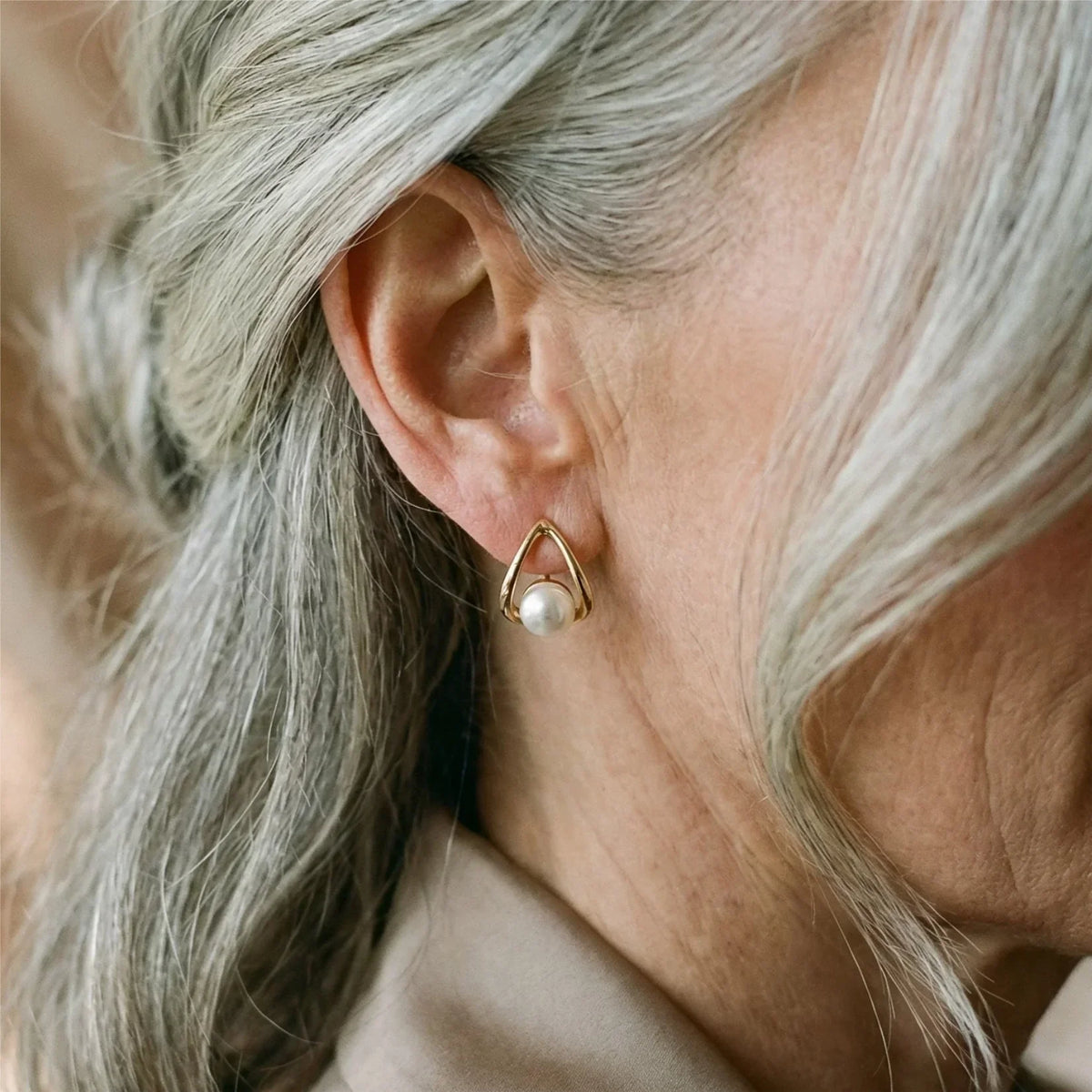 Elegant Geometric Earrings with Triangle-Shaped Pearls
