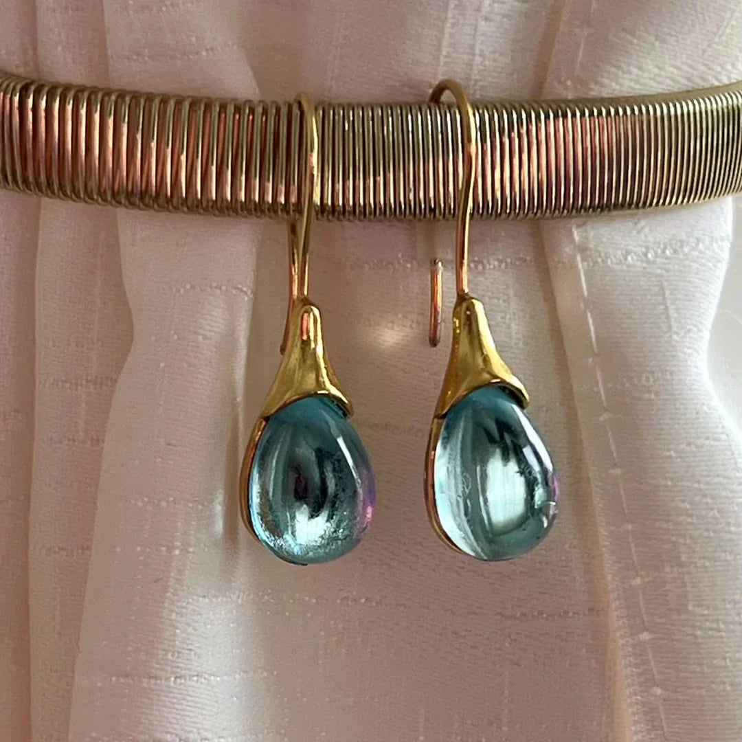 Elegant earrings with green glass and sparkling gemstone detailing