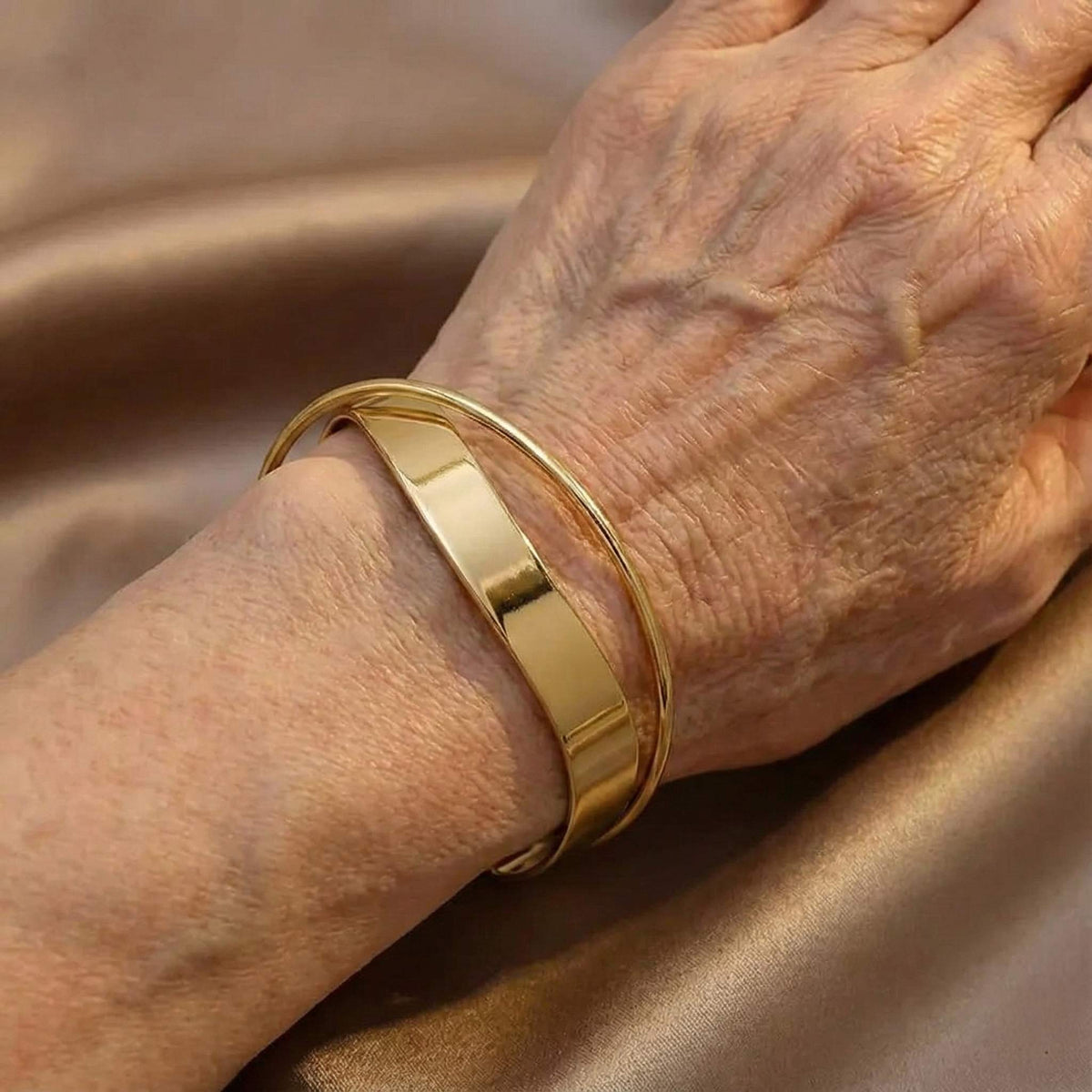 An elegant gold-coloured bracelet for a contemporary and sophisticated look
