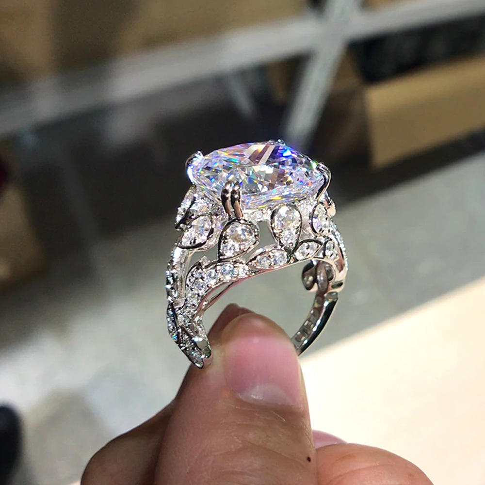 Luxury Vintage Ring with Sparkling Center Stone