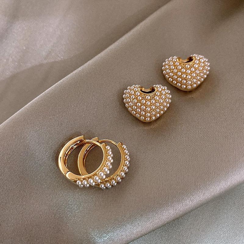 Gold-plated heart-shaped earrings with a fold-out pearl trim