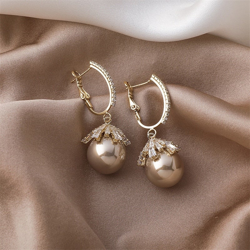Elegant earrings with pearls and sparkling cubic zirconia