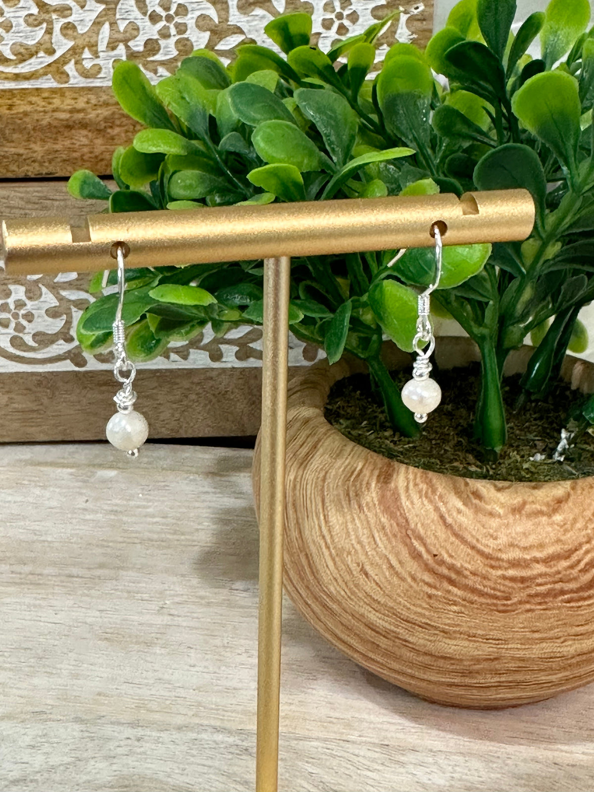 Delicate Freshwater Pearl Earrings with an Elegant Design