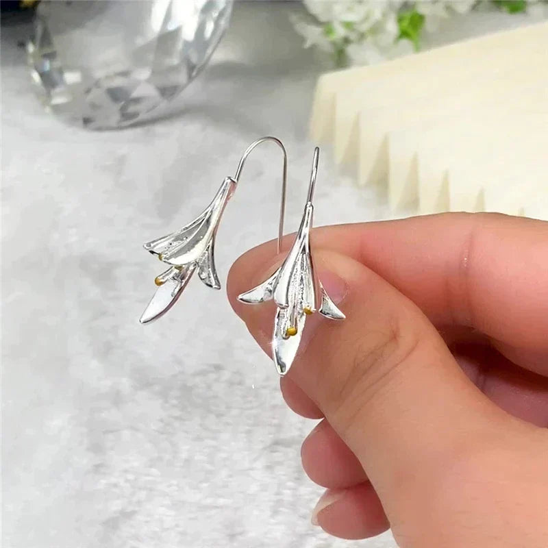 Flower-shaped earrings with a matt finish and shiny details