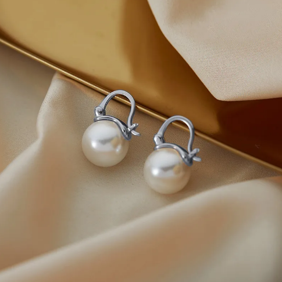 Elegant pearl earrings for women with a timeless design and a luxurious sheen