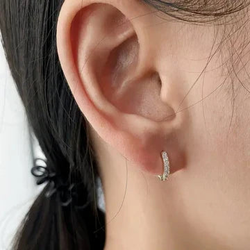 Shiny fold-over hoop earrings with coloured cubic zirconia: versatile and elegant