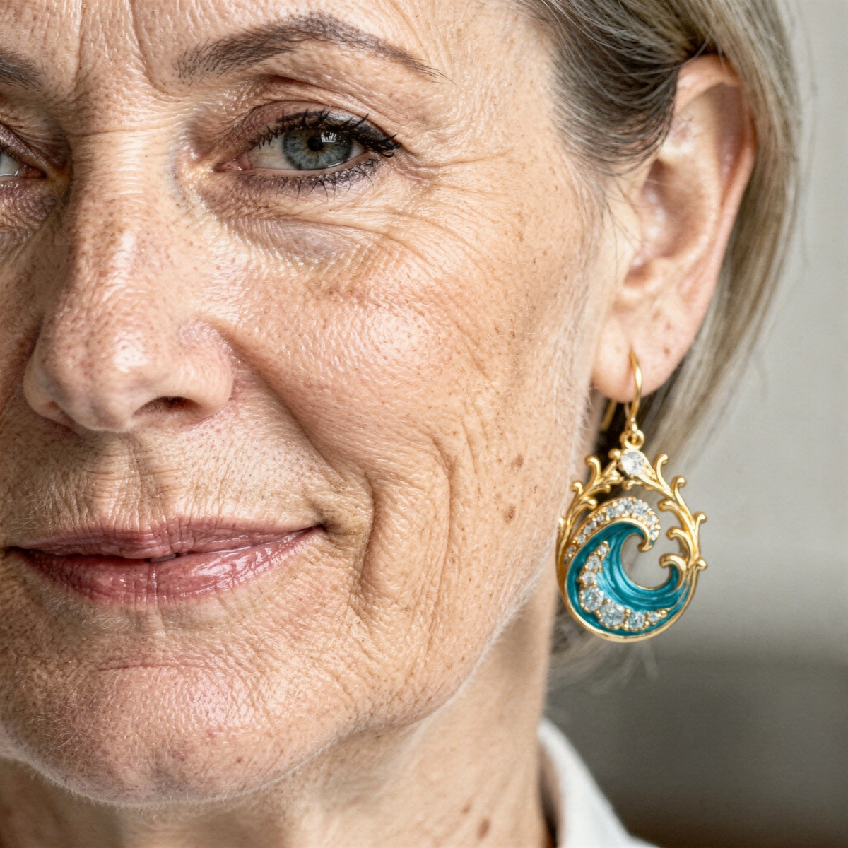 Shimmering aquamarine-coloured wavy earrings with delicate tendrils for an elegant nautical look