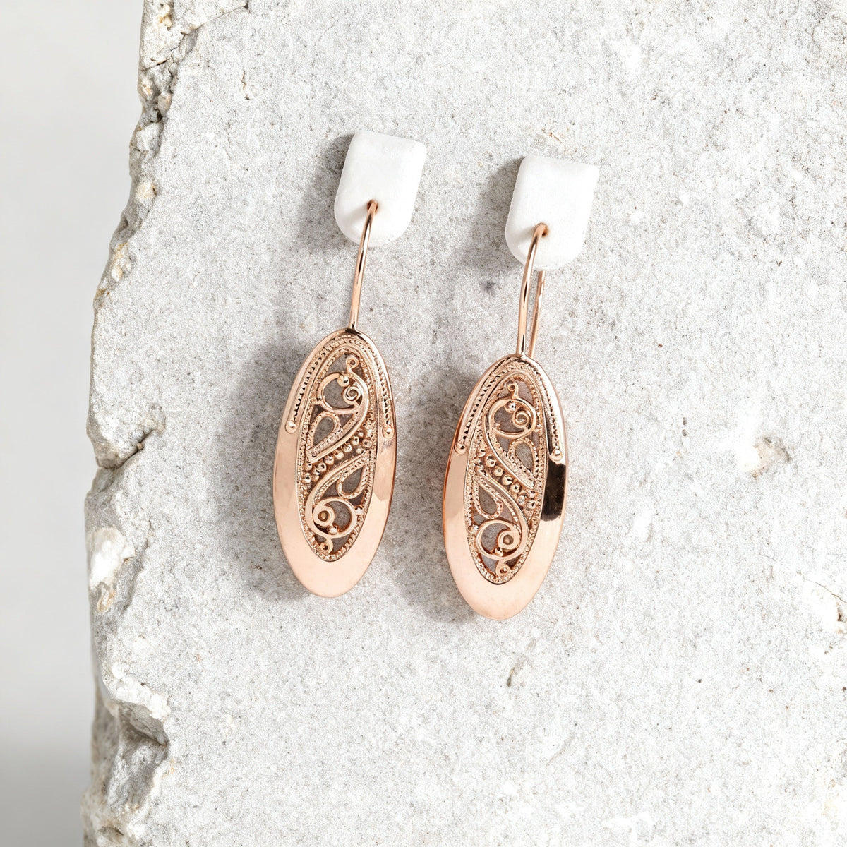 Oval earrings with an elegant vintage openwork design