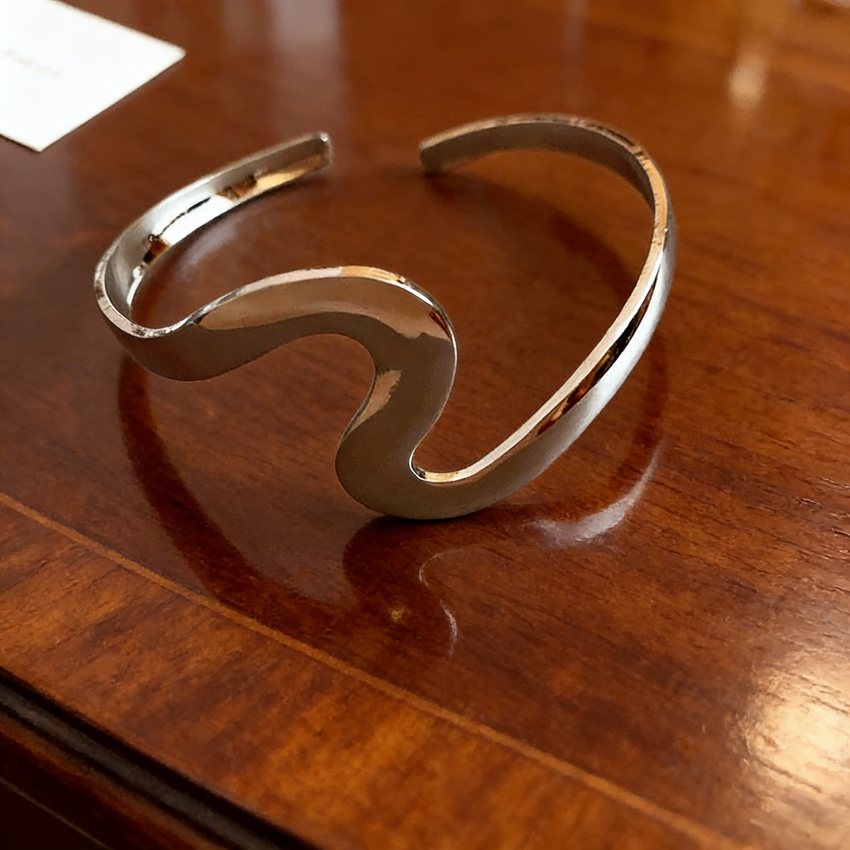 Polished vintage-style minimalist curved metal wave bracelet