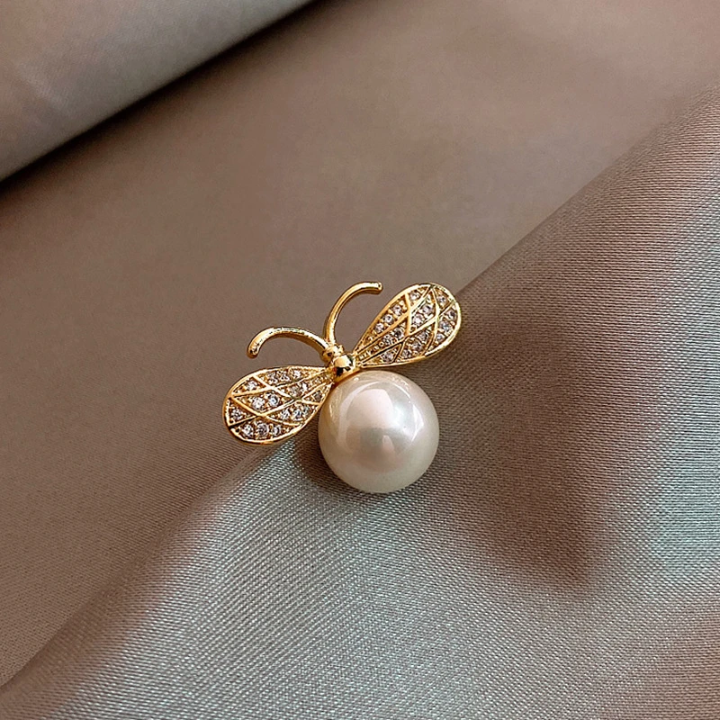 Elegant Pearl Brooch with Sparkling Rhinestone Wings