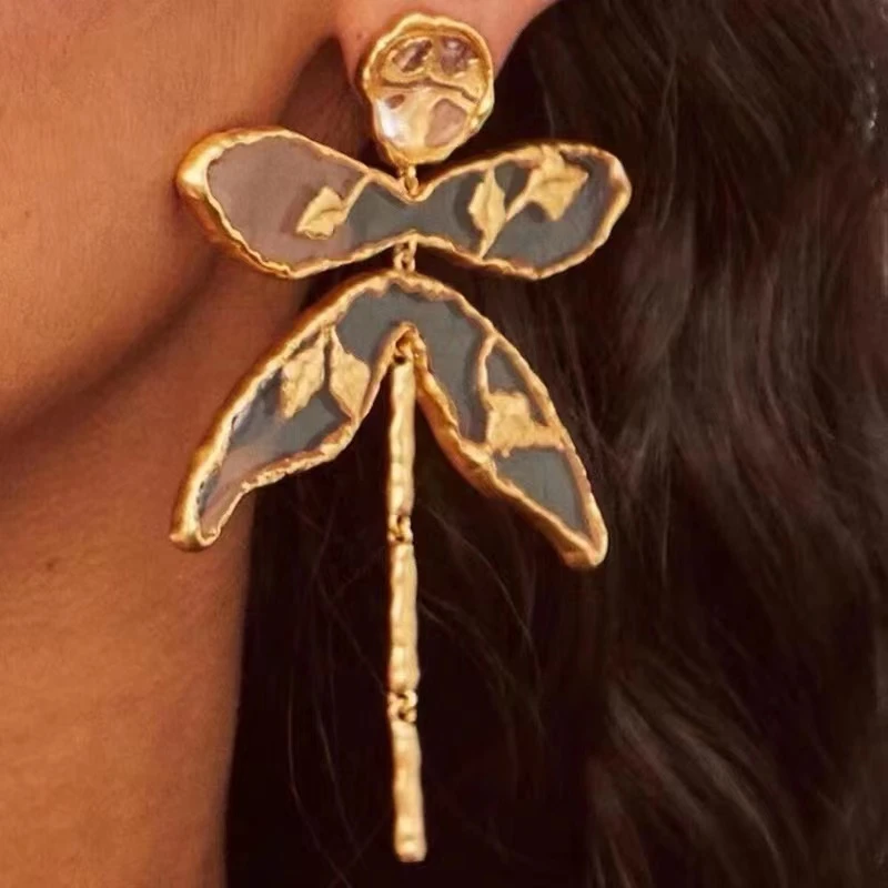 Eye-catching earrings with curved leaves and a delicate texture