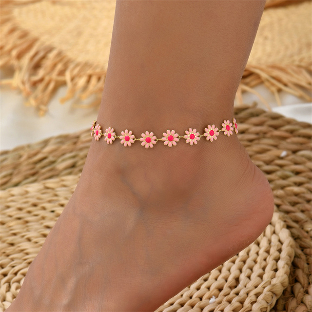 Women’s ankle bracelet featuring a design of daisies and pink enamelled flowers