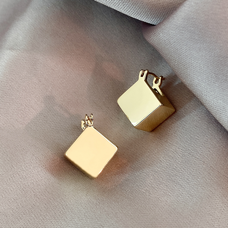 Modern, sparkling cube earrings with a polished finish