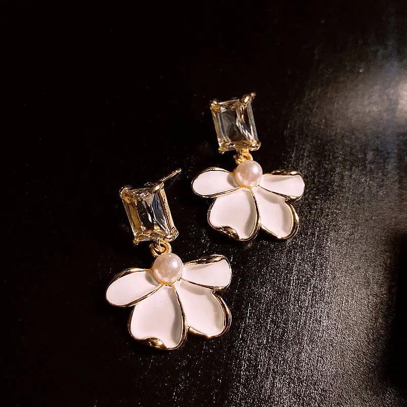 Elegant white flower earrings with sparkling stones and pearls