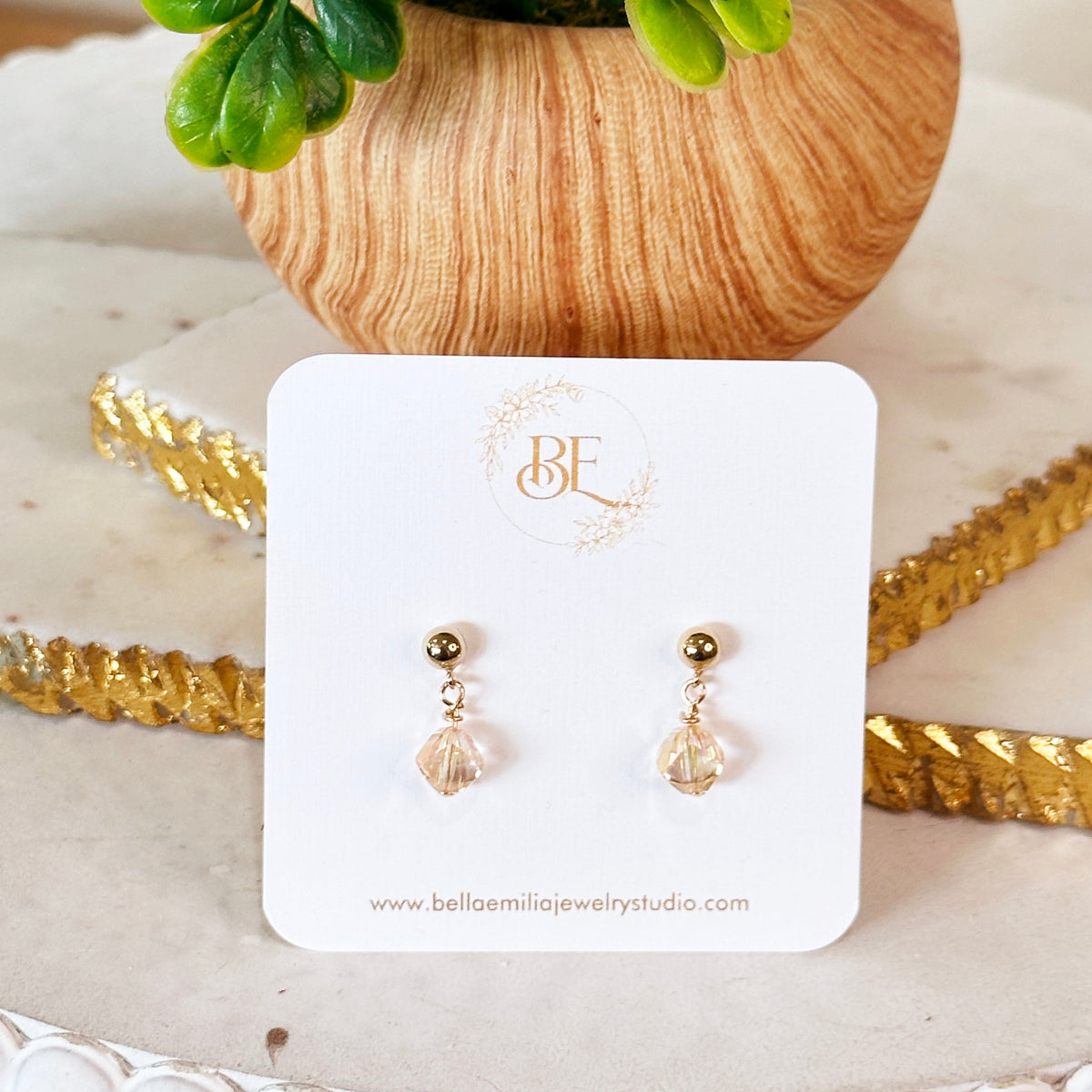 Elegant earrings with faceted champagne-coloured crystals in a teardrop design