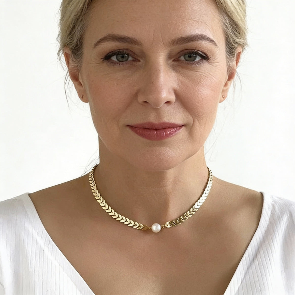 Elegant Pearl Choker with Delicate Herringbone Design