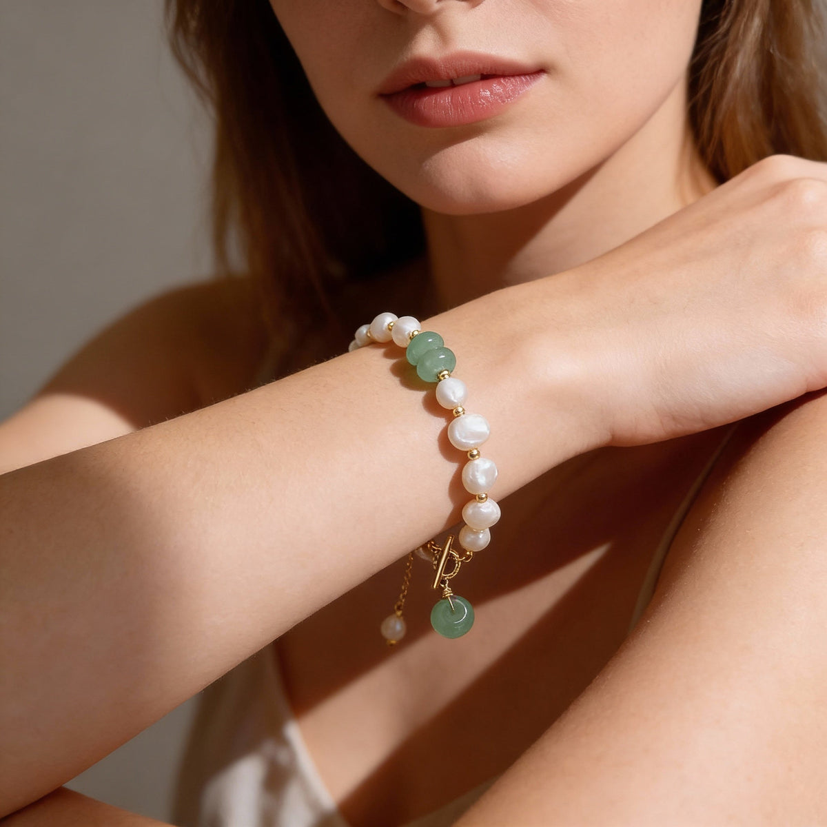 An elegant freshwater pearl bracelet with aventurine and a lever clasp