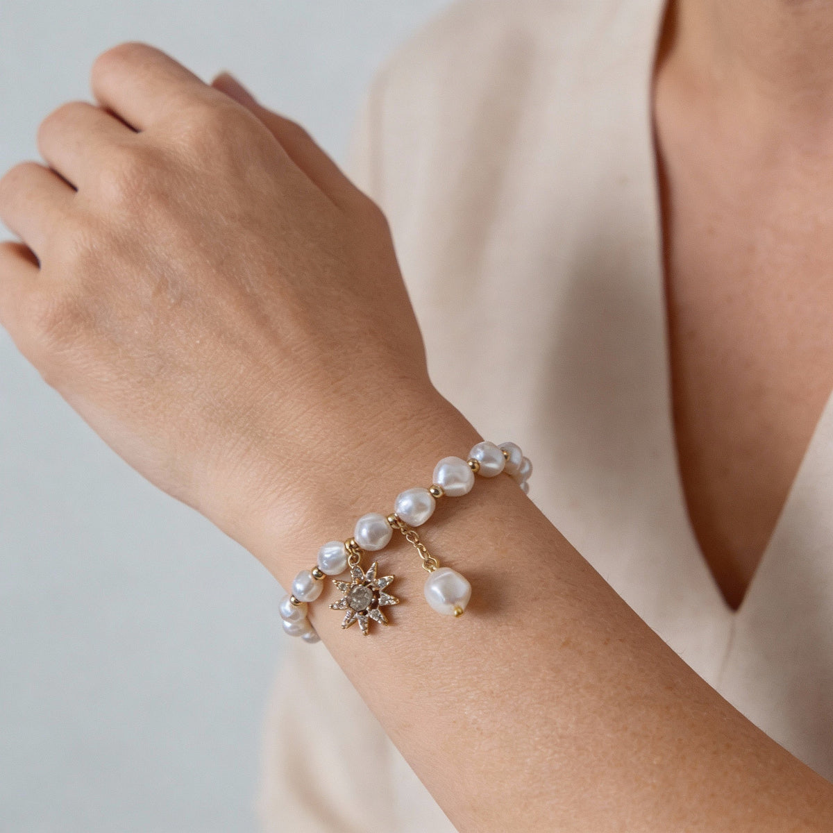 An elegant freshwater pearl bracelet featuring sparkling stars and a pearl necklace