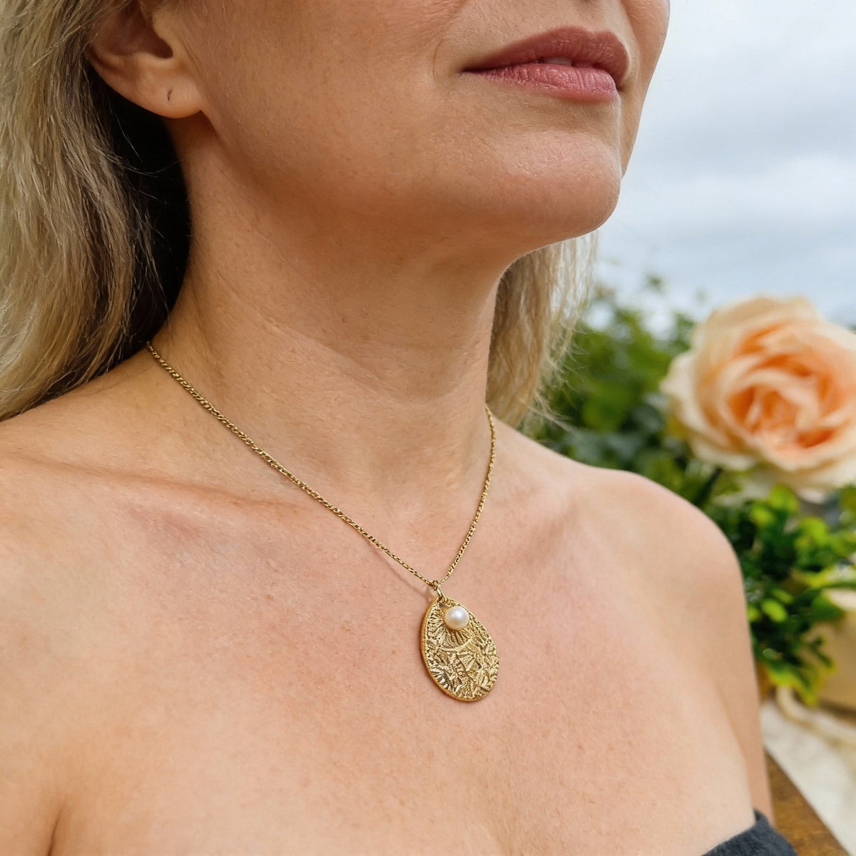 Maryna Teardrop Pearl Necklace with Filigree Shell Pendant