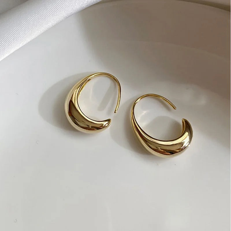 Elegant teardrop-shaped earrings for minimalist and modern looks