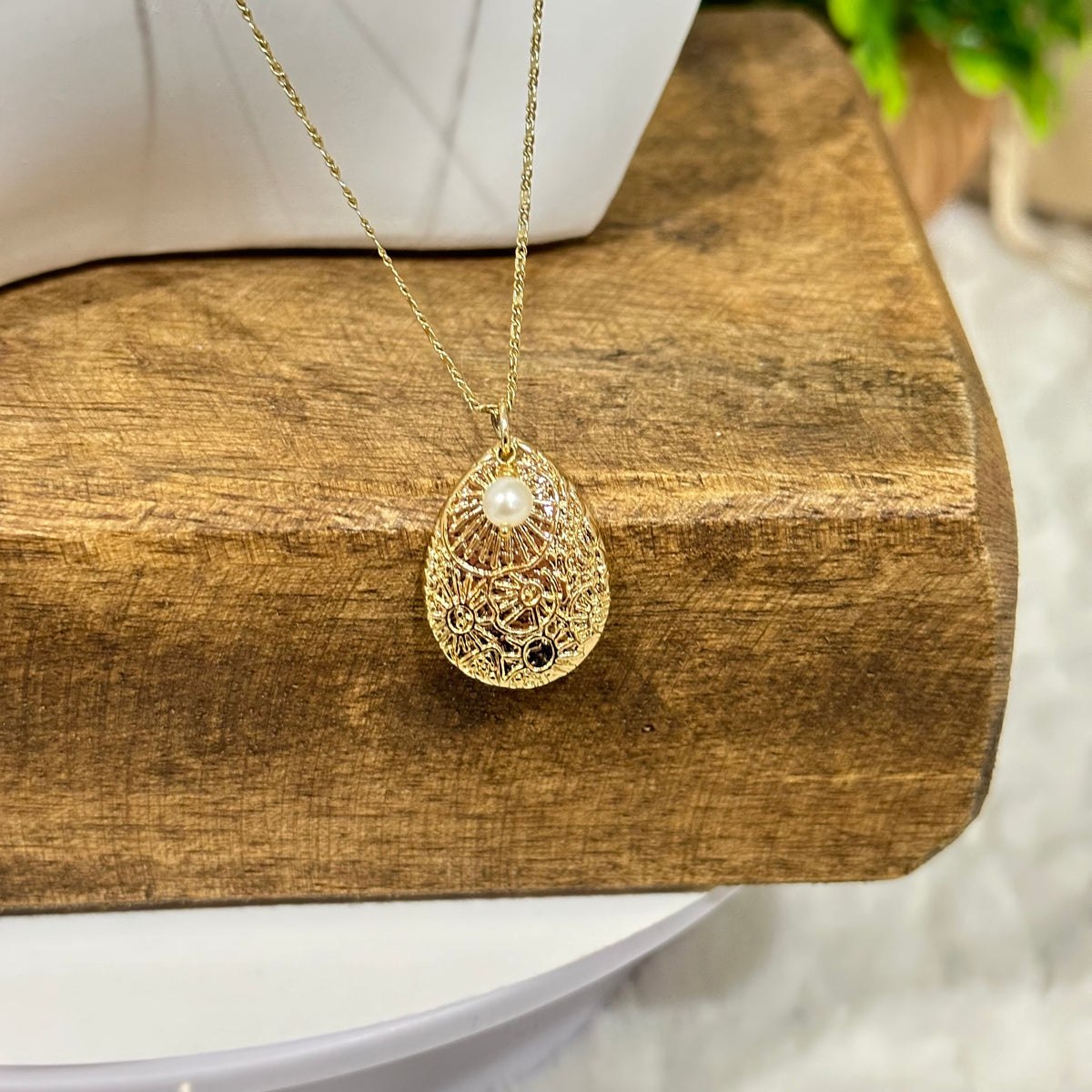 Maryna Teardrop Pearl Necklace with Filigree Shell Pendant