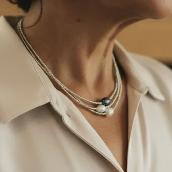 Elegant Necklace with Three Natural Pearls in Delicate Colors