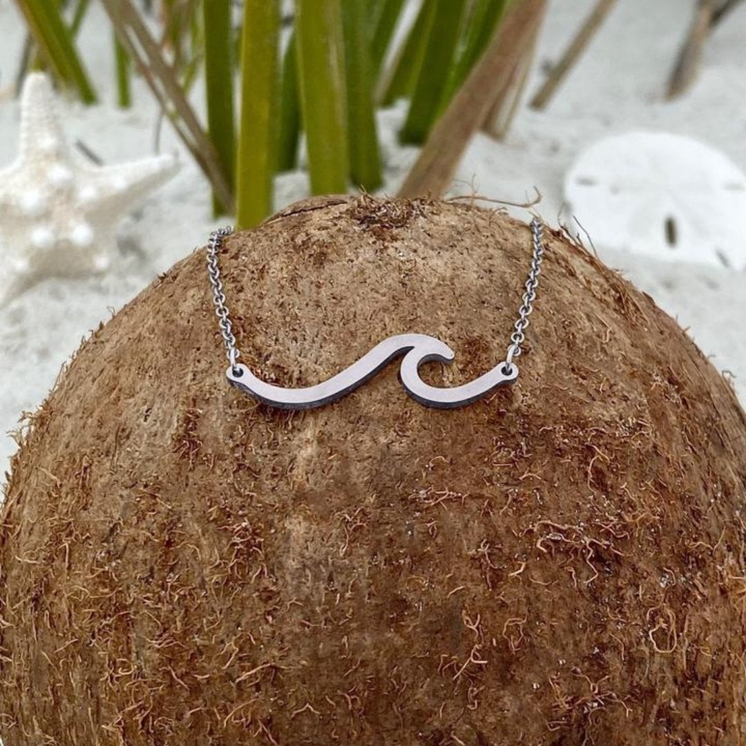 Elegant Sturdy Wavy Metal Necklace for Beach Lovers