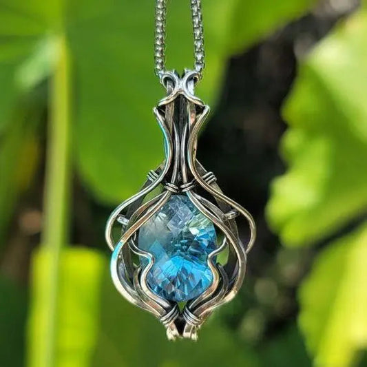 Exquisite Vintage Necklace with Blue Gemstone Pendant