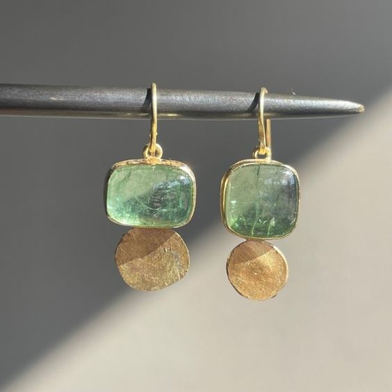 Eye-catching filigree earrings with a green stone and a gold finish