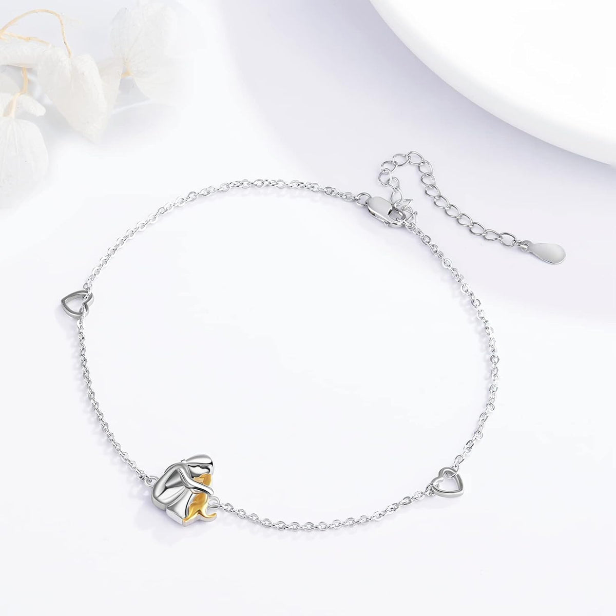 Heart-shaped bracelet: a bond between people and pets