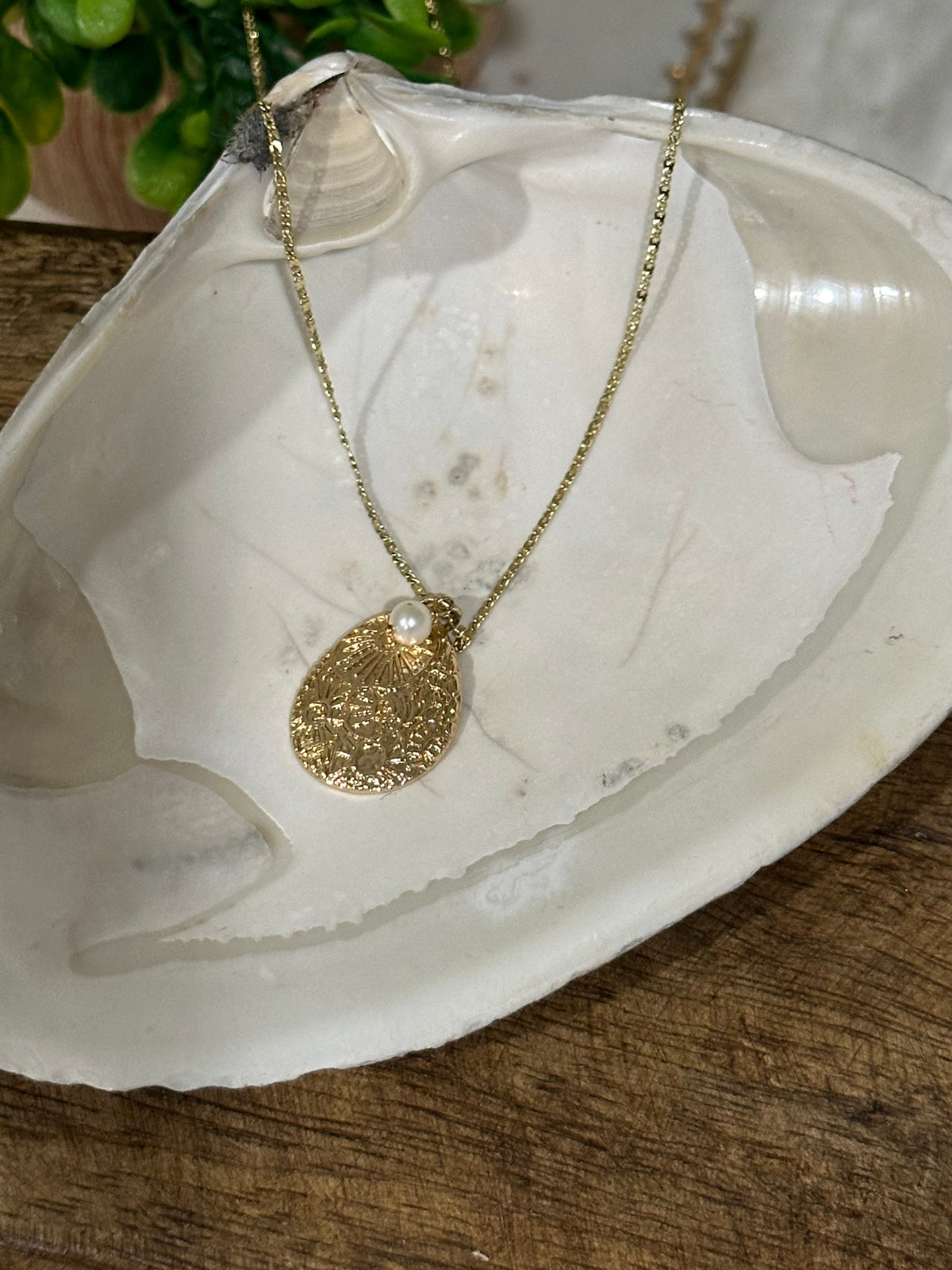 Maryna Teardrop Pearl Necklace with Filigree Shell Pendant