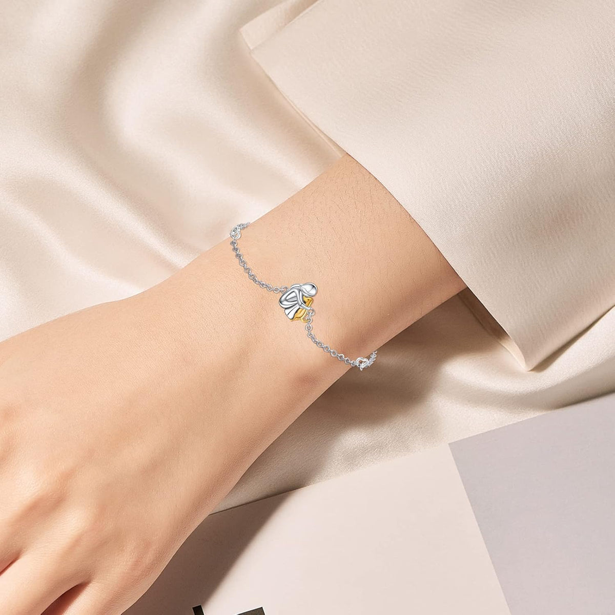 Heart-shaped bracelet: a bond between people and pets