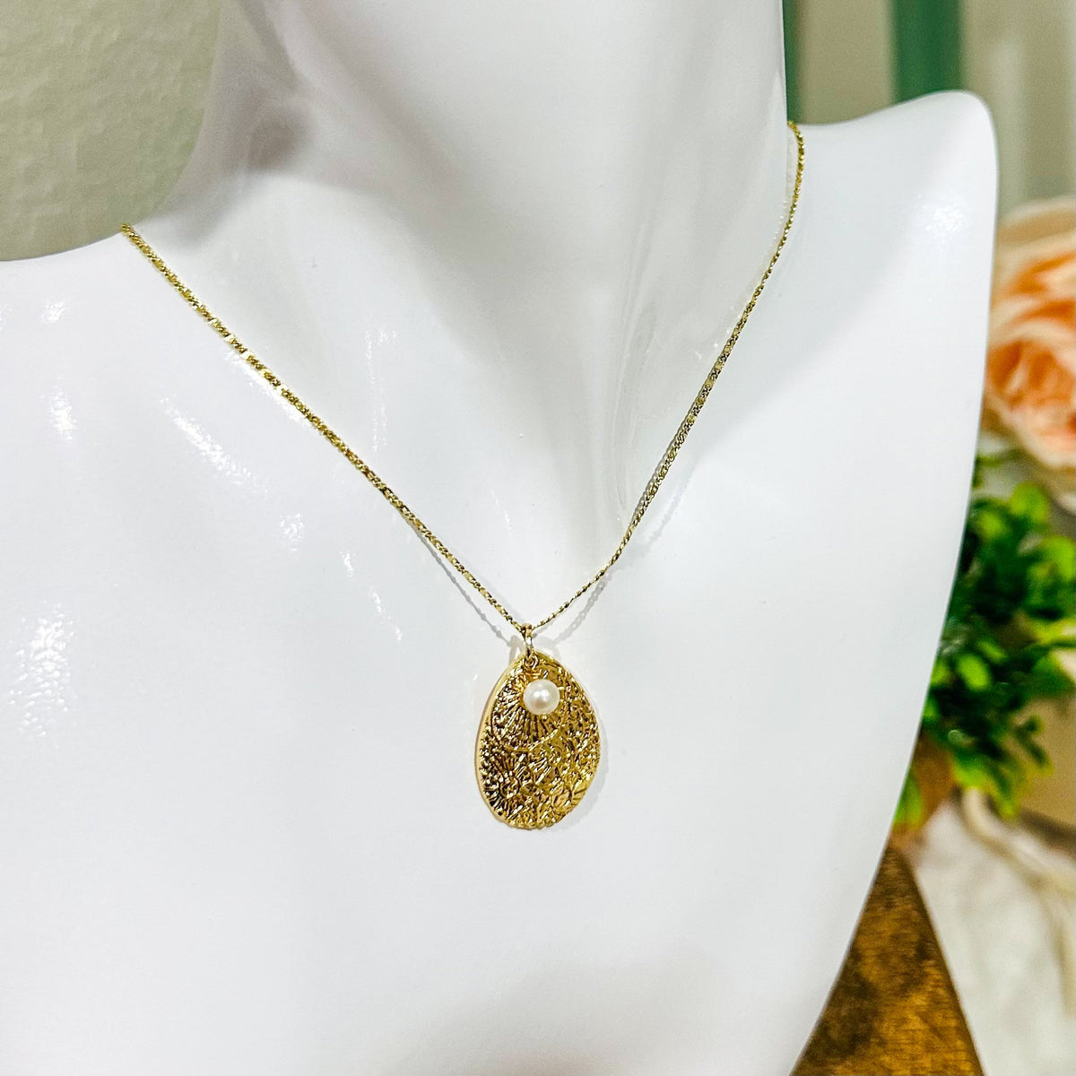 Maryna Teardrop Pearl Necklace with Filigree Shell Pendant
