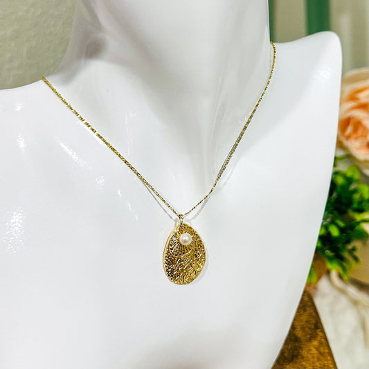 Maryna Teardrop Pearl Necklace with Filigree Shell Pendant