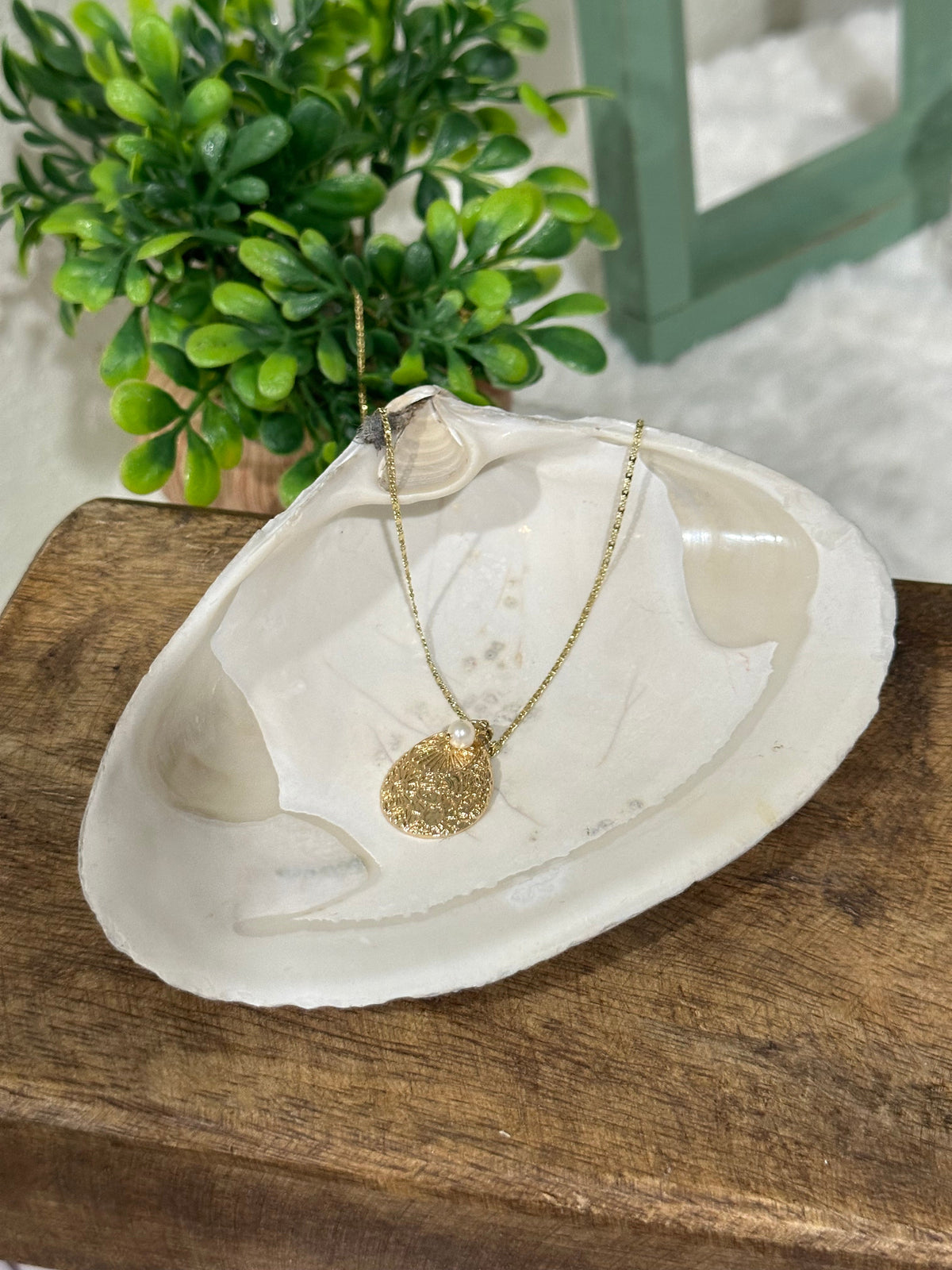 Maryna Teardrop Pearl Necklace with Filigree Shell Pendant
