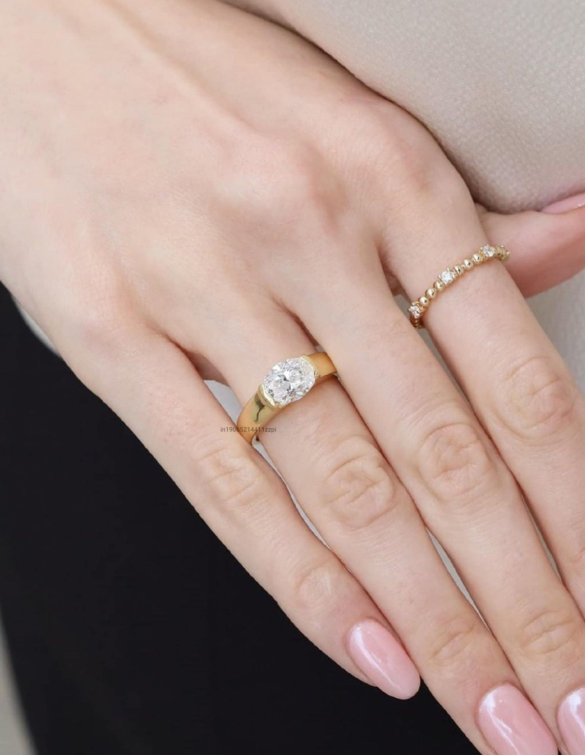 Vintage Ring with Cubic Zirconia — Timeless Elegance