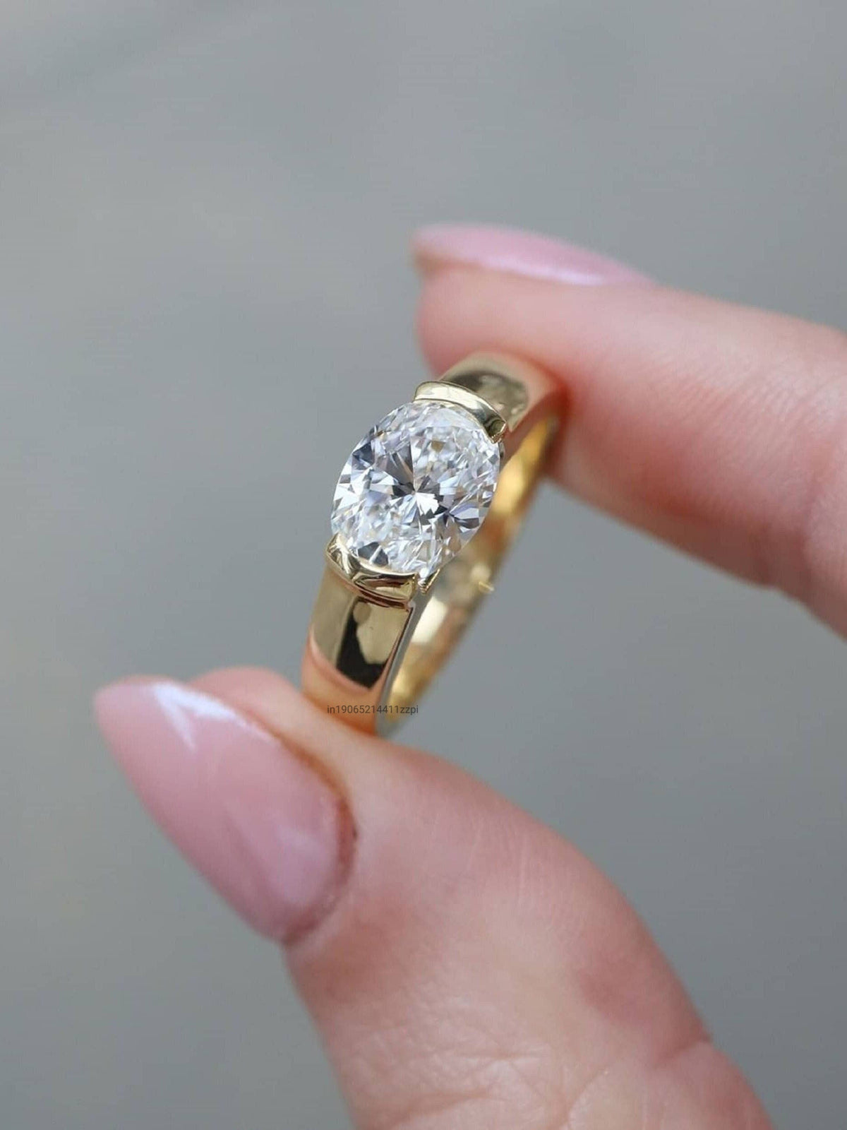Vintage Ring with Cubic Zirconia — Timeless Elegance