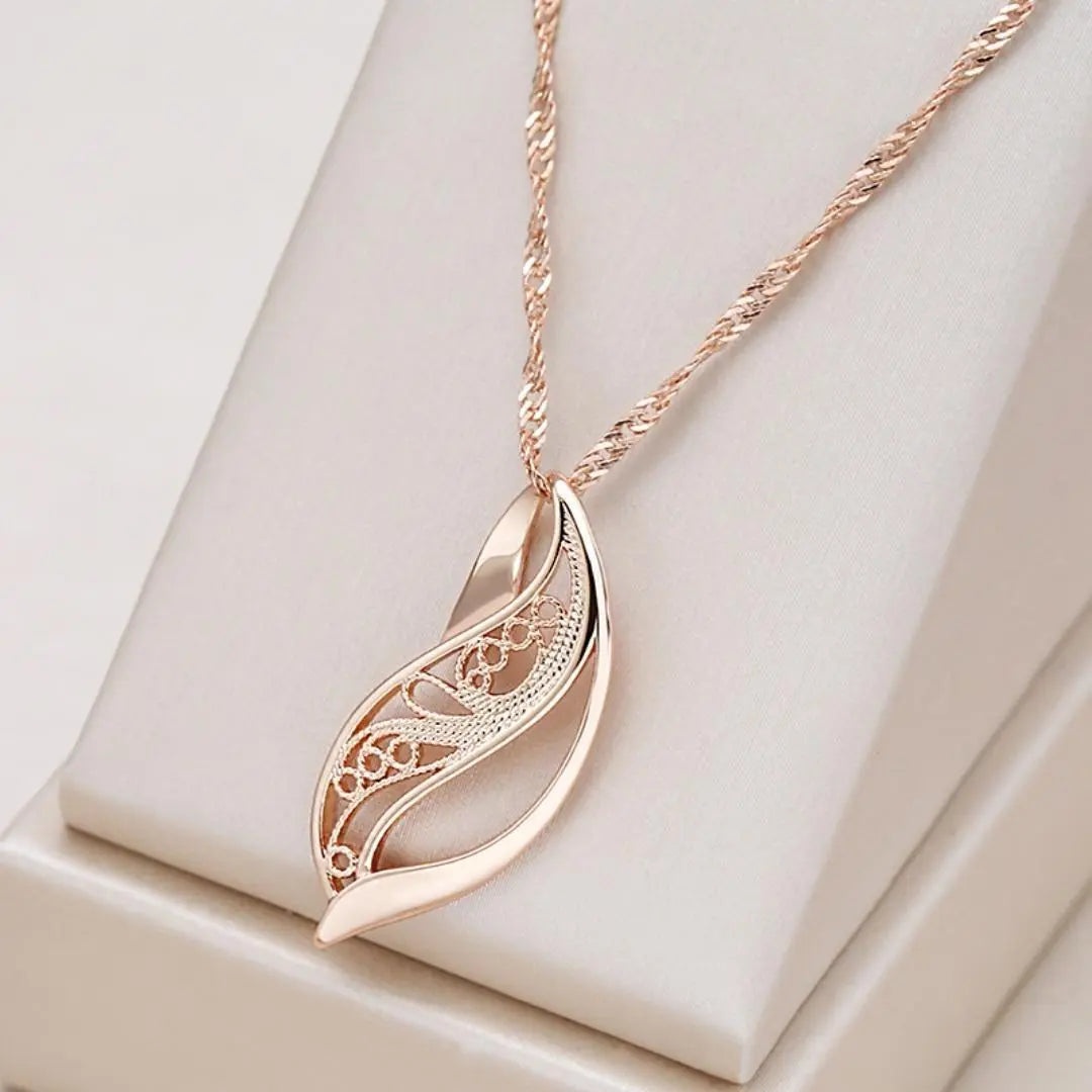Delicate Leaf Necklace with a Delicate Pattern for Elegant Sophistication