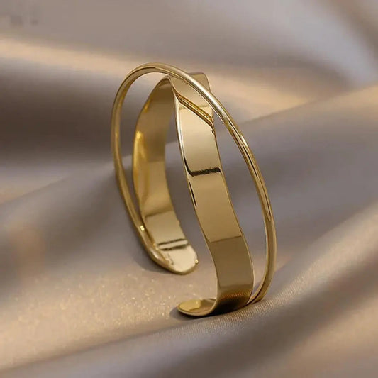 An elegant gold-coloured bracelet for a contemporary and sophisticated look