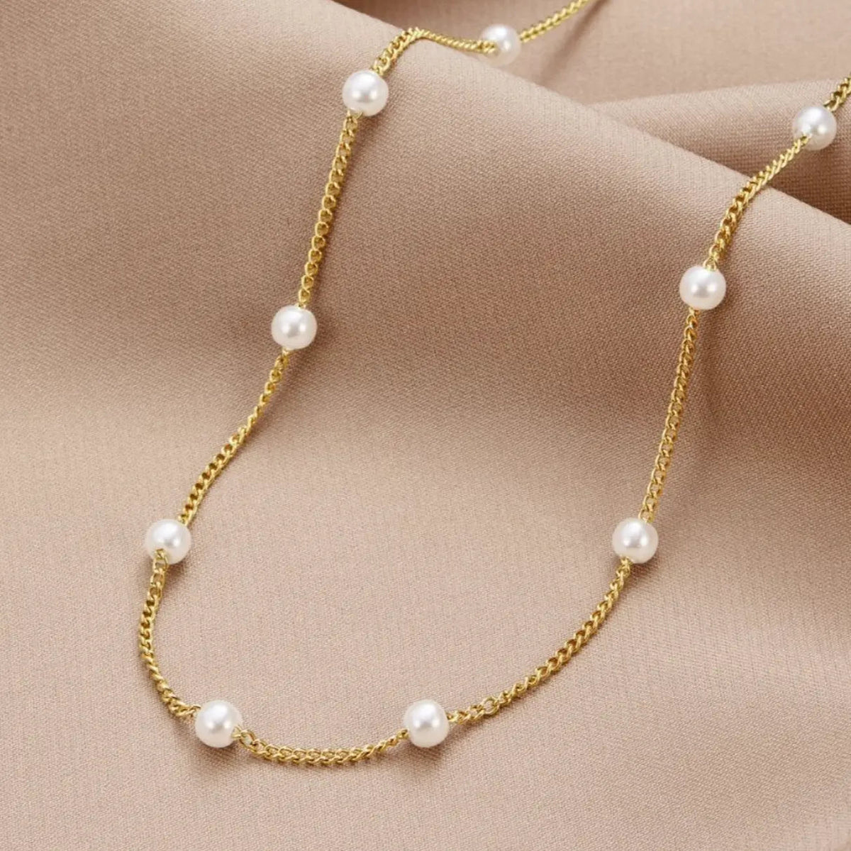 Elegant Necklace with Genuine Freshwater Pearls and Sparkling Link Chain