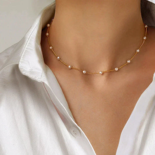 Elegant Pearl Necklace with Filigree Chain for a Modern, Chic Style
