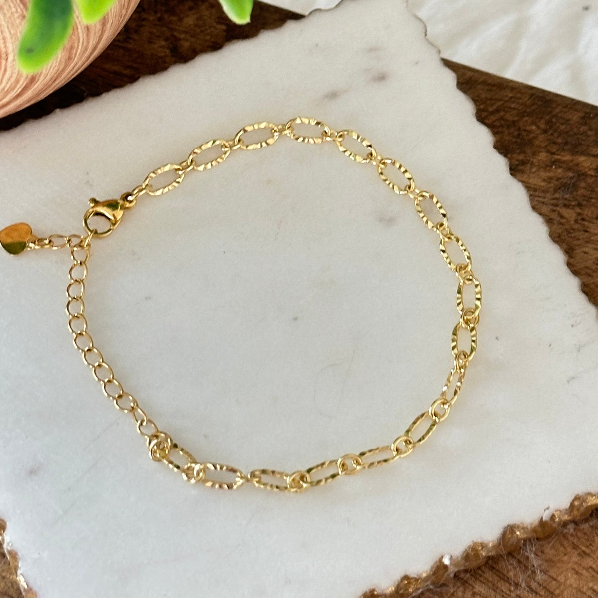 A link bracelet with a radiantly elegant design