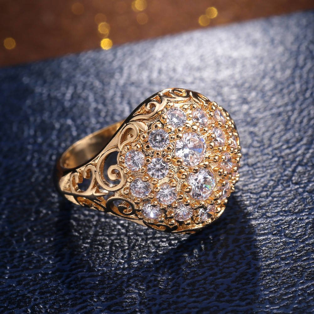 Round Vintage Gold Ring with Diamonds