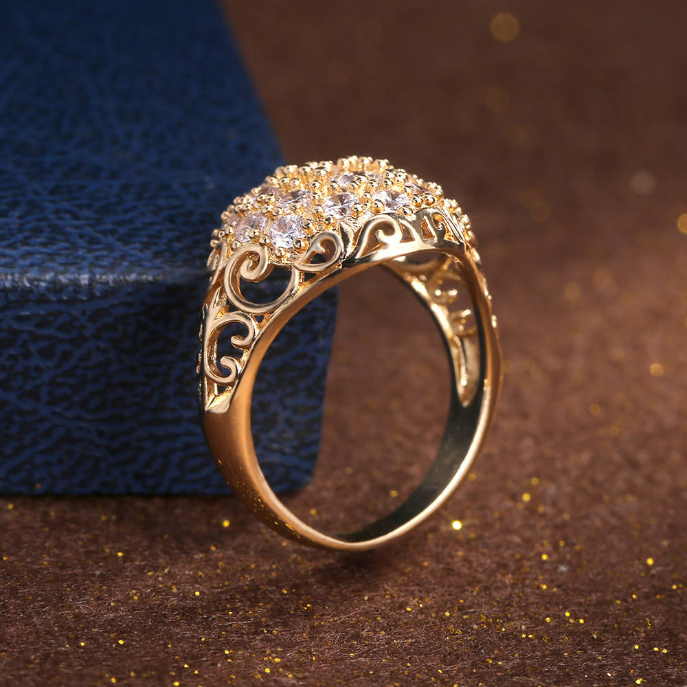 Round Vintage Gold Ring with Diamonds